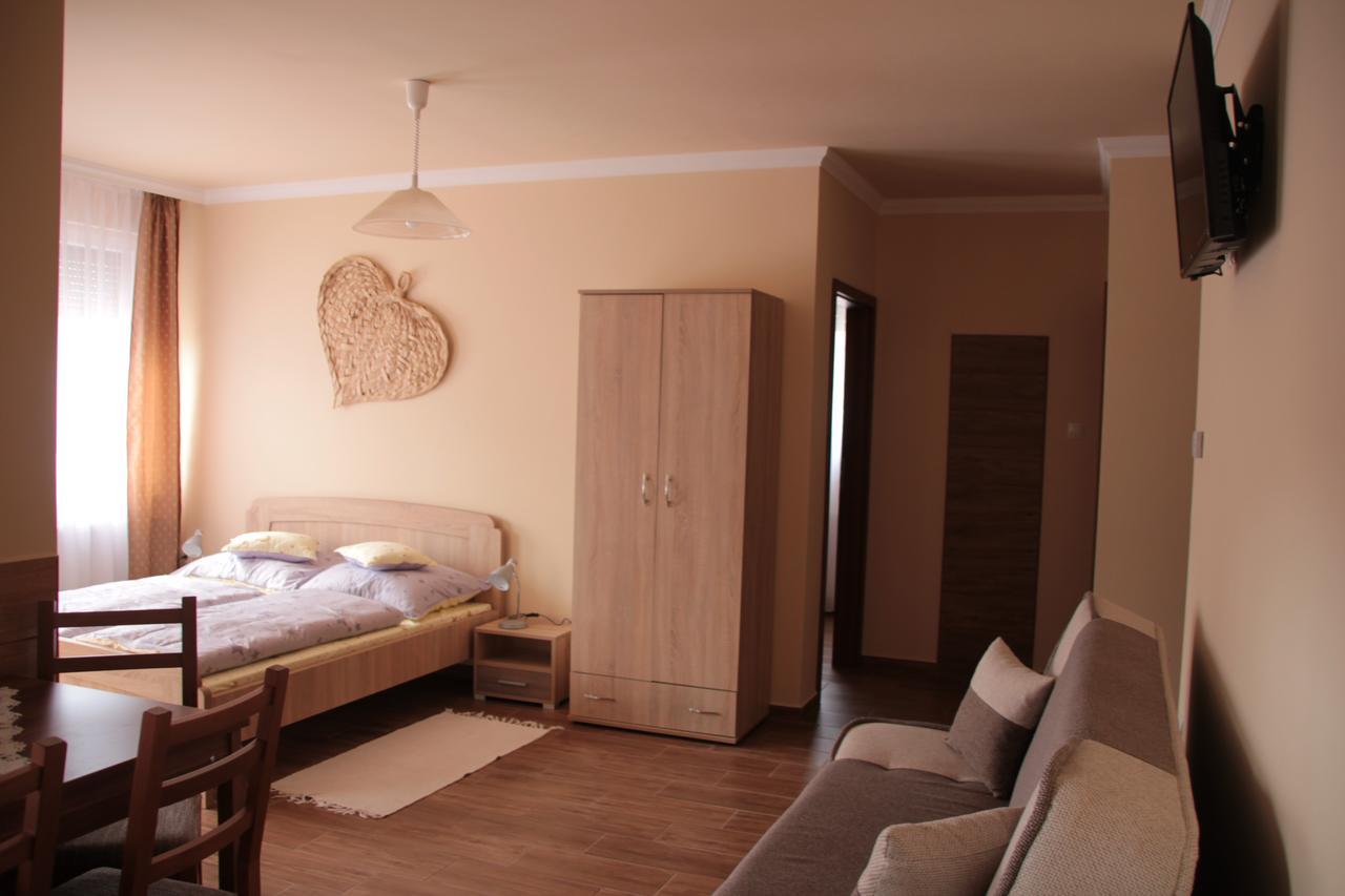 Imola Es Andrea Apartmanhaz 2 Hajdúszoboszló Buitenkant foto