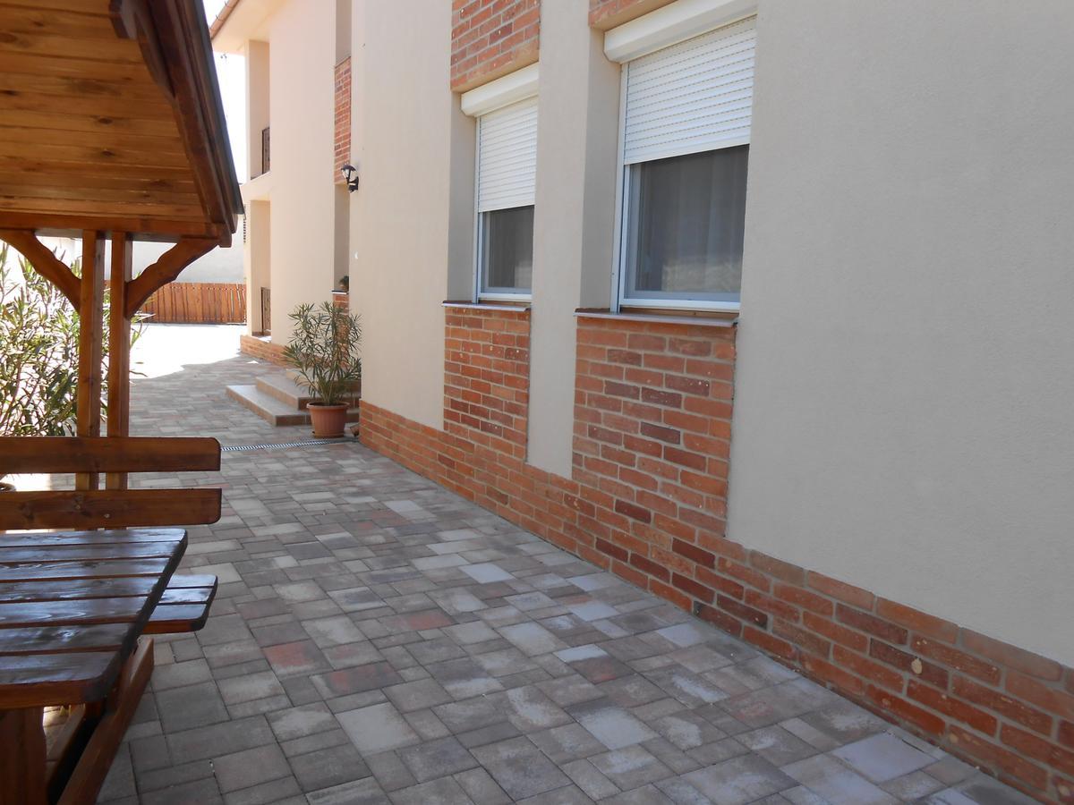 Imola Es Andrea Apartmanhaz 2 Hajdúszoboszló Buitenkant foto